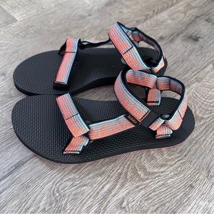 Teva womens original universal sandal size 7 NEW